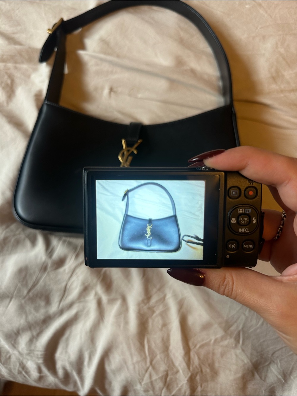 Compact Digital Camera - Black - Picture 4 of 4